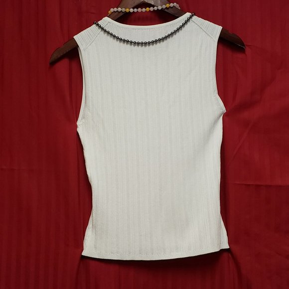 🍁Versatile, soft stretchable sleevless white top with black trim waist. - Picture 4 of 7